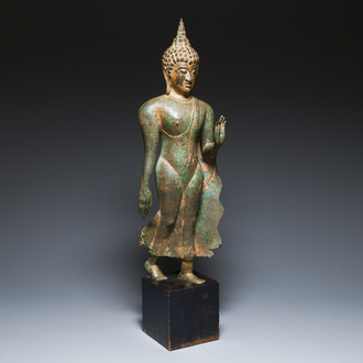 Een grote Thaise deels vergulde bronzen Boeddha, wellicht Sukhotai periode, 15e eeuw