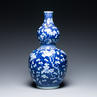 Vase de forme double gourde en porcelaine de Chine en bleu et blanc à décor de fleurs de prunus, 18ème