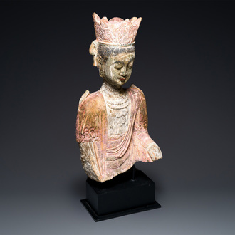 Een Chinese gepolychromeerde stenen sculptuur van Guanyin, wellicht Yuan/Ming