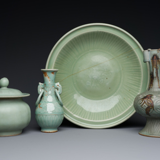 Drie Chinese Longquan celadon vazen en een schotel, Yuan/Ming