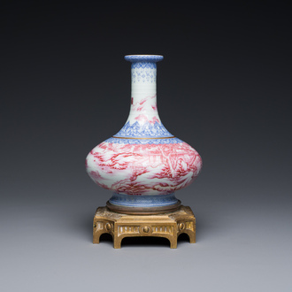 Vase de forme bouteille en porcelaine de Chine en émaux bleu et rose à monture en bronze doré, 20ème