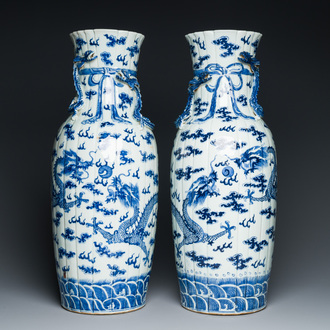 Paire de vases en porcelaine de Chine en bleu et blanc à décor de dragons, 19ème