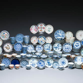 Ensemble exceptionnel de tasses et soucoupes en porcelaine de Chine, Kangxi et postérieur