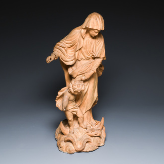 Een Vlaamse terracotta sculptuur van de Madonna van de Apocalyps, 16/17e eeuw