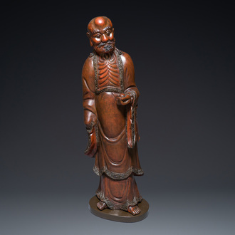 Een grote Japanse gelakte en gepolychromeerde houten sculptuur van Damo, Edo, 18/19e eeuw