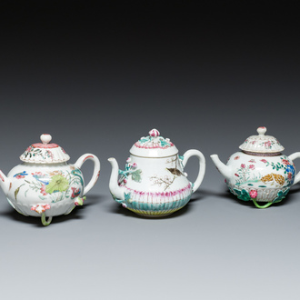 Trois théières couvertes en porcelaine de Chine famille rose, Yongzheng