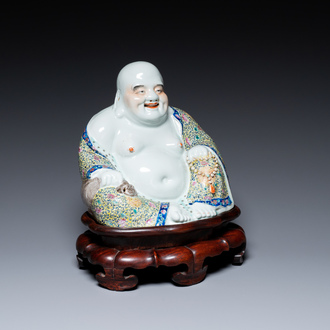 A Chinese famille rose Buddha figure on wooden stand, Wei Hongtai 魏洪泰 seal mark, 19/20th C.