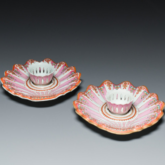 A pair of fine Chinese famille rose trembleuse stands or 'mancerina', Qianlong