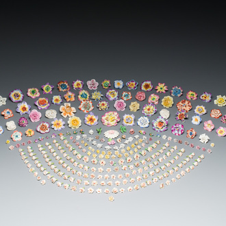 Une collection exceptionelle de fleurs en porcelaine polychrome, 18ème et postérieur