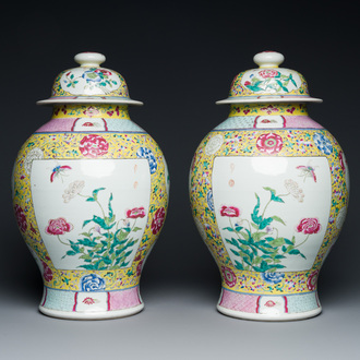 Paire de vases couverts en porcelaine de Chine famille rose sur fond jaune, 19ème