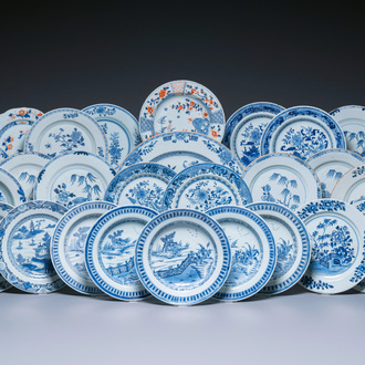 Een grote Chinese blauw-witte schotel en 26 borden, Kangxi/Qianlong