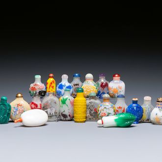 Een diverse collectie Chinese snuifflessen in glas, hardsteen en jade, 19/20e eeuw