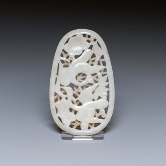 Een Chinese opengewerkte plaque in witte jade, Qing