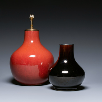 Deux vases de forme bouteille en porcelaine de Chine monochrome, 18/19ème