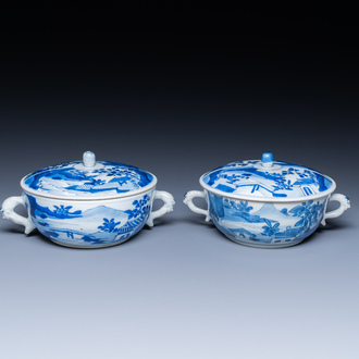 Een paar Chinese blauw-witte dekselkommen, Kangxi