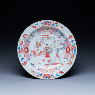 Een diepe Chinese famille rose schotel met figuratief decor, Yongzheng