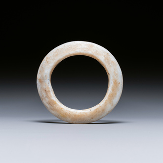 Bracelet en jade blanc partiellement calcifié, culture Liangzhu, période néolithique