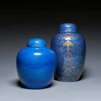 Deux pots couverts en porcelaine de Chine en bleu poudré dont un à décor doré, 19ème