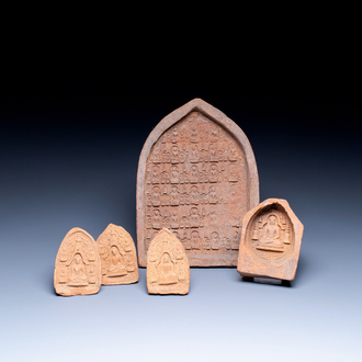 Vijf Birmese aardewerken boeddhistische votiefplaten, Pagan periode, 11/14e eeuw