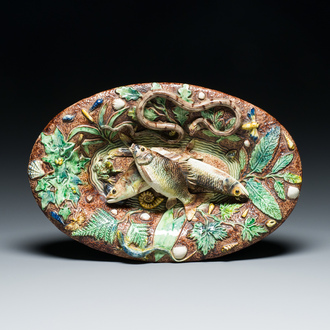 Plat de forme ovale en terre vernissée figurant deux poissons dans le style de Palissy, Victor Barbizet (1808-1884), 19ème