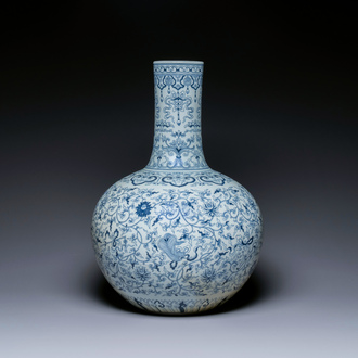 Een grote Chinese blauw-witte flesvormige vaas, Qianlong merk, 19/20e eeuw