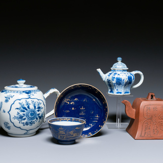 Deux théières en porcelaine de Chine en bleu et blanc, une en grès de Yixing et une tasse et soucoupe en bleu poudré, Kangxi et postérieur