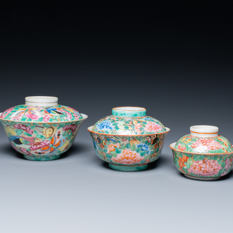 Trois bols couverts en porcelaine de Chine famille rose pour le marché thai, 19ème