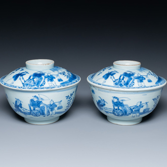 Een paar Chinese blauw-witte dekselkommen met verhalend decor, Kangxi/Yongzheng