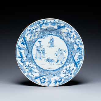 Plat en porcelaine de Chine en bleu et blanc à décor d'une punition, Yongzheng/Qianlong