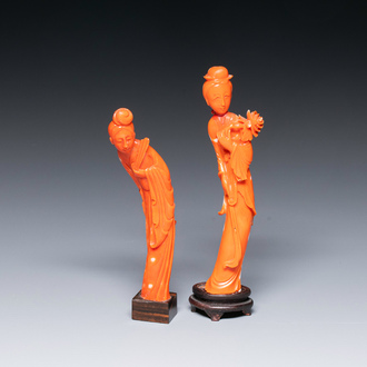 Two Chinese red coral figures of a lady holding a fan and of a lady holding a flower, 19/20th C.