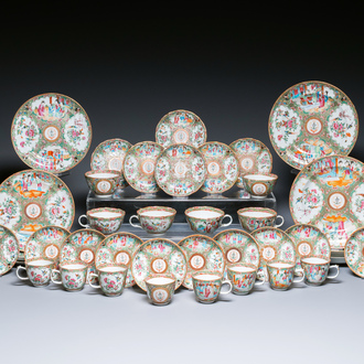Service de 41 pièces en porcelaine de Chine famille rose de Canton armoriée aux armes d'Ormiston pour le marché écossais, 19ème