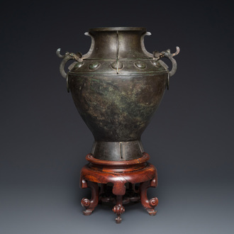 Een zeldzaam en uitzonderlijk groot Chinees archaïsch bronzen 'lei' wijnvat met inscriptie, Song