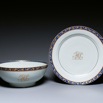 Un grand bol à punch et un grand plat monogrammés en porcelaine de Chine d'exportation, Qianlong/Jiaqing