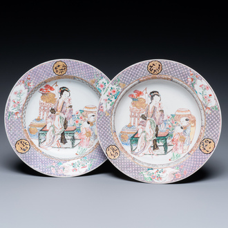 Paire d'assiettes en porcelaine de Chine famille rose à décor d'une femme et deux garçons, Yongzheng