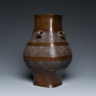 Vase archaïsant de type 'fanghu' en bronze, Chine, Ming