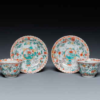 Paire de tasses et soucoupes en porcelaine de Chine famille verte, 19ème