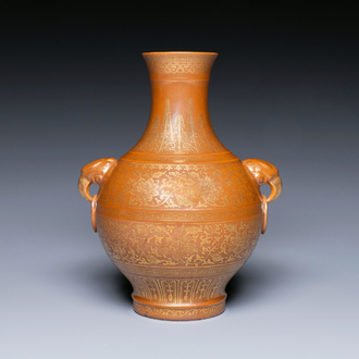 Vase de type 'hu' en porcelaine de Chine en brun monochrome à décor doré de rinceaux de fleurs, marque et époque de Jiaqing