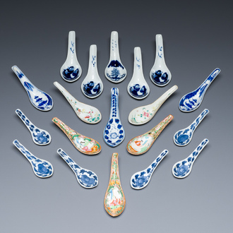 Dix-neuf cuillères en porcelaine de Chine en bleu et blanc et famille rose, 19ème