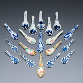 Nineteen Chinese blue, white and famille rose spoons, 19th C.