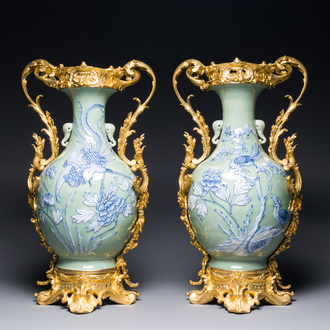 Een paar Chinese blauw-witte vazen met celadon fondkleur en vergulde bronzen monturen, 19e eeuw