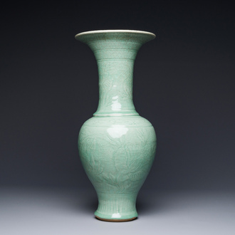 Vase de forme balustre en porcelaine de Chine céladon de Longquan à décor incisé, Ming