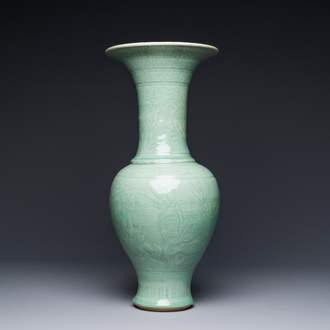 Een Chinese Longquan celadon balustervaas met floraal anhua decor, Ming