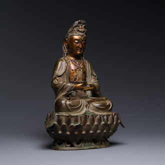 Een fraai Chinees deels gelakt en verguld bronzen beeld van Bodhisattva op lotustroon, Ming