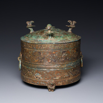 Rare boîte à cosmétiques couverte archaïque de type 'lian' en bronze incrusté d'argent, Chine,  Han occidental