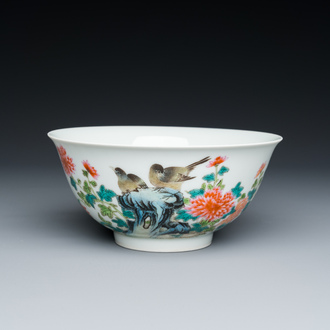 Bol en porcelaine de Chine famille rose à décor de pies entourées de pivoines, marque de Yongzheng, République