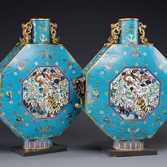 Een paar grote Chinese achthoekige cloisonné 'bianhu' vazen, Qianlong/Jiaqing