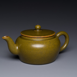 A Chinese monochrome teadust-glazed teapot, Yongzheng seal mark, 18/19th C.