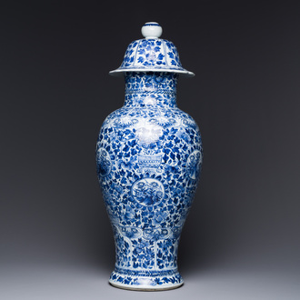 Vase couvert en porcelaine de Chine en bleu et blanc, Kangxi