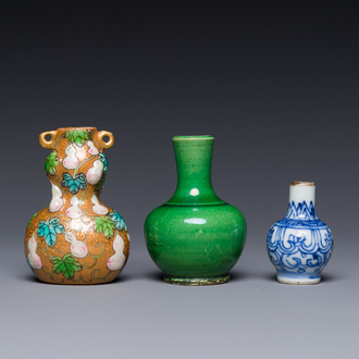 Deux vases miniatures en porcelaine de Chine et une tabatière avec marque de Qianlong, Kangxi et postérieur