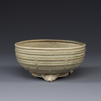 Een Chinees Longquan celadon wierookvat op drie poten, Ming